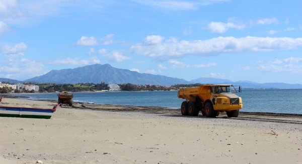 Estepona pone a punto las playas para Semana Santa con aportes de arena y obras de mejora