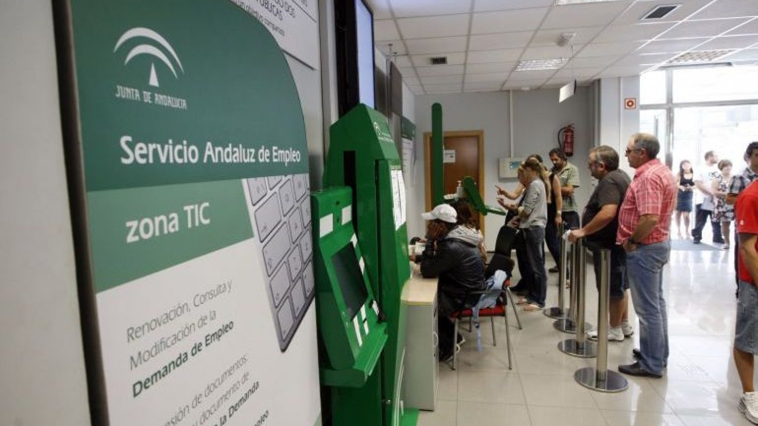 Málaga finaliza marzo con 2.873 parados menos