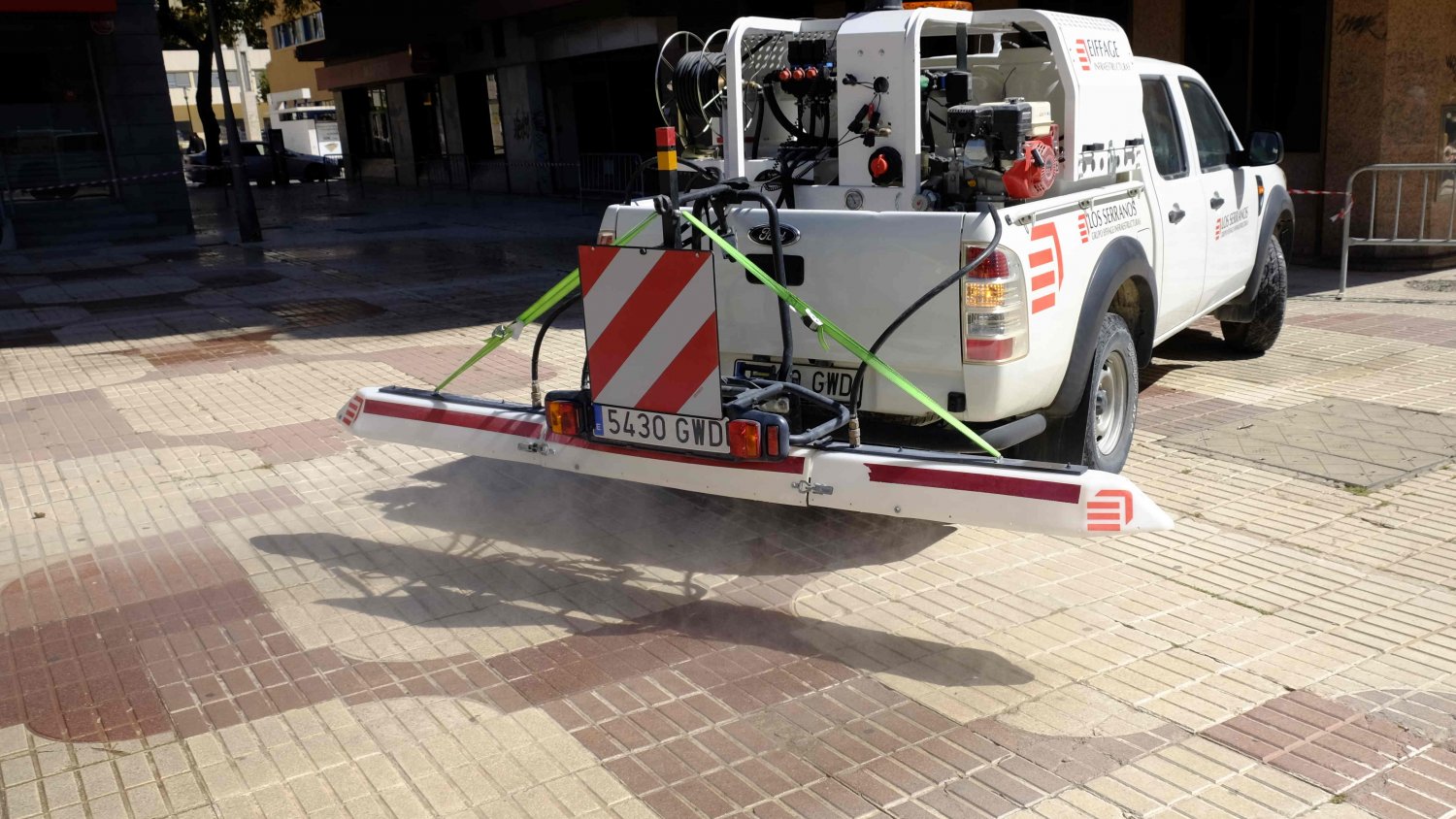 Urbanismo prueba un tratamiento innovador anticontaminante para infraestructuras viarias