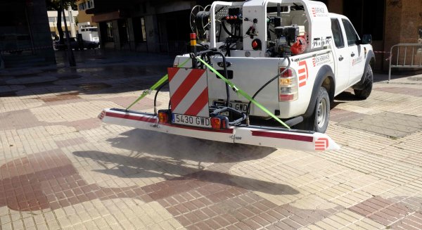 Urbanismo prueba un tratamiento innovador anticontaminante para infraestructuras viarias