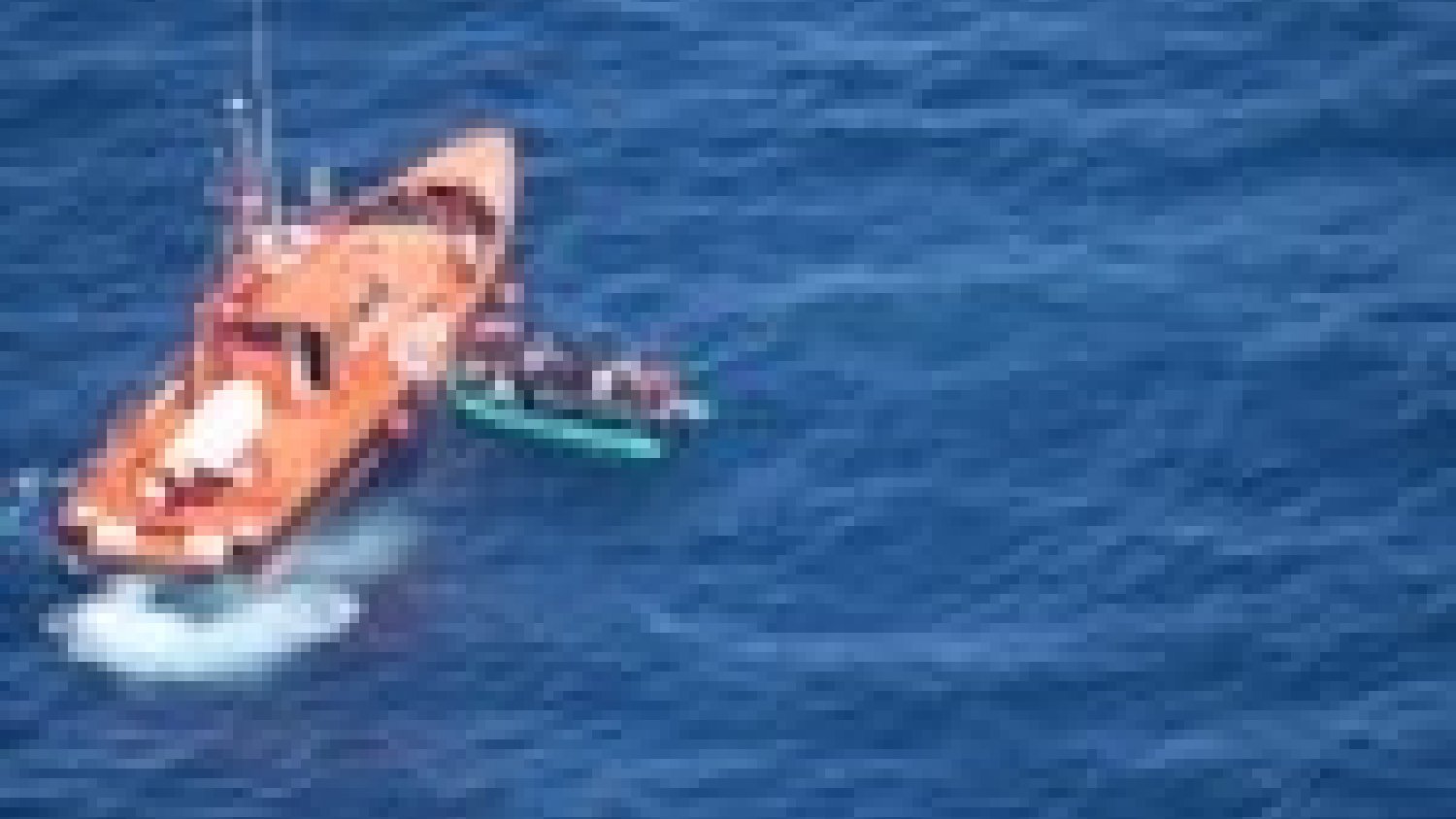 Rescatada un patera con 52 personas a bordo a 35 millas de Málaga
