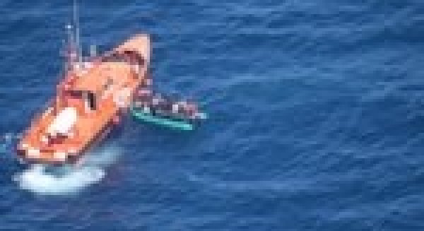 Rescatada un patera con 52 personas a bordo a 35 millas de Málaga