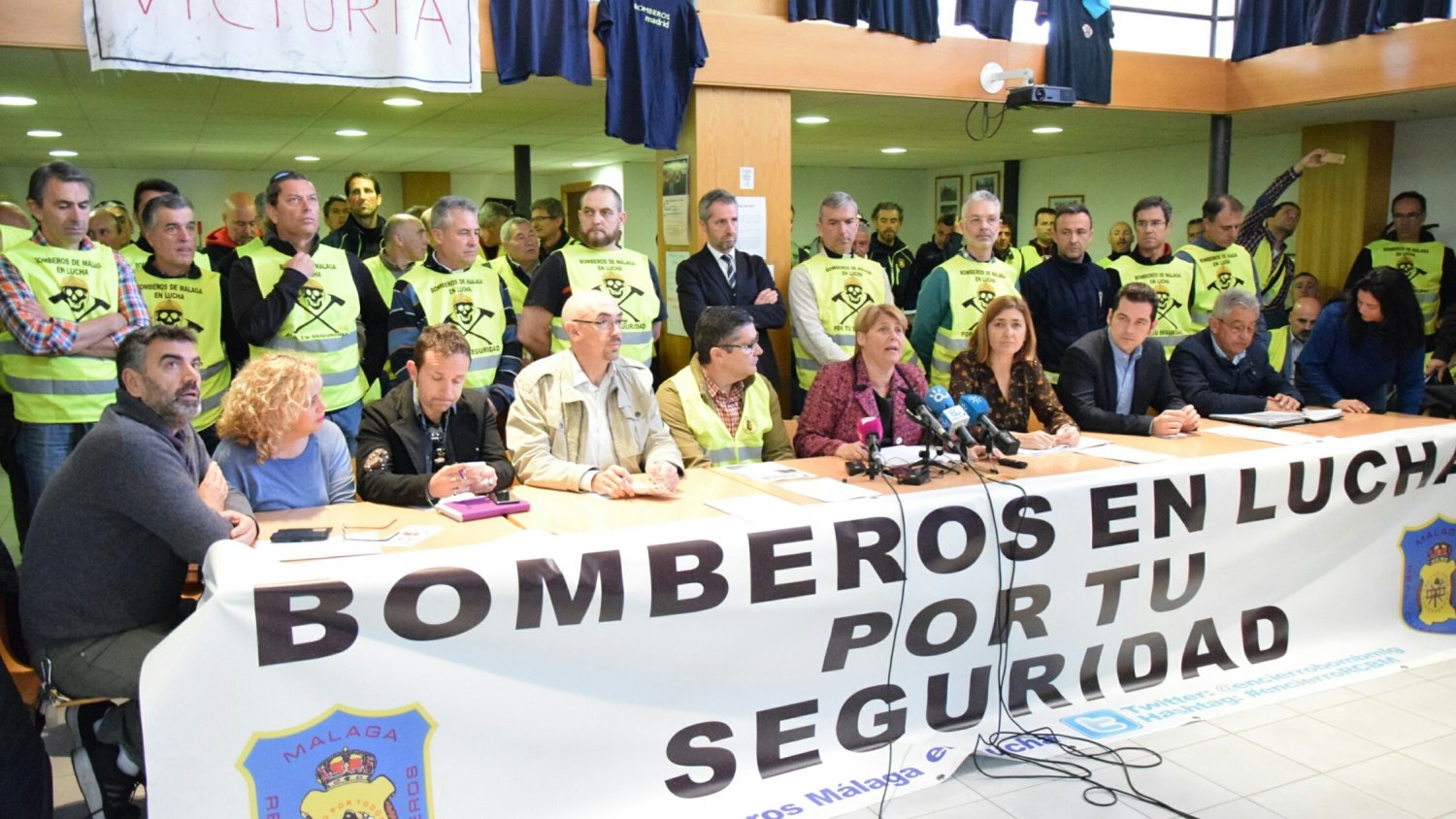 El PSOE exige a De la Torre que negocie ya una salida al conflicto que mantiene con los bomberos de la capital