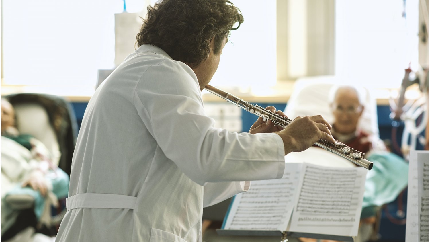 23 pacientes de hemodiálisis del Hospital Regional disfrutan de los beneficios de la música y el humor