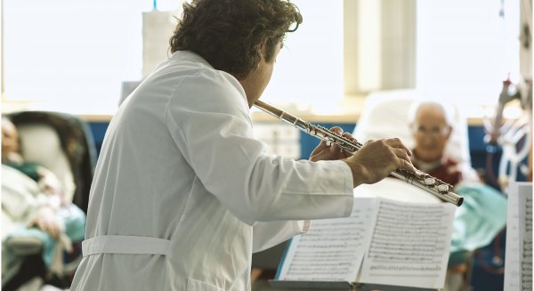 23 pacientes de hemodiálisis del Hospital Regional disfrutan de los beneficios de la música y el humor