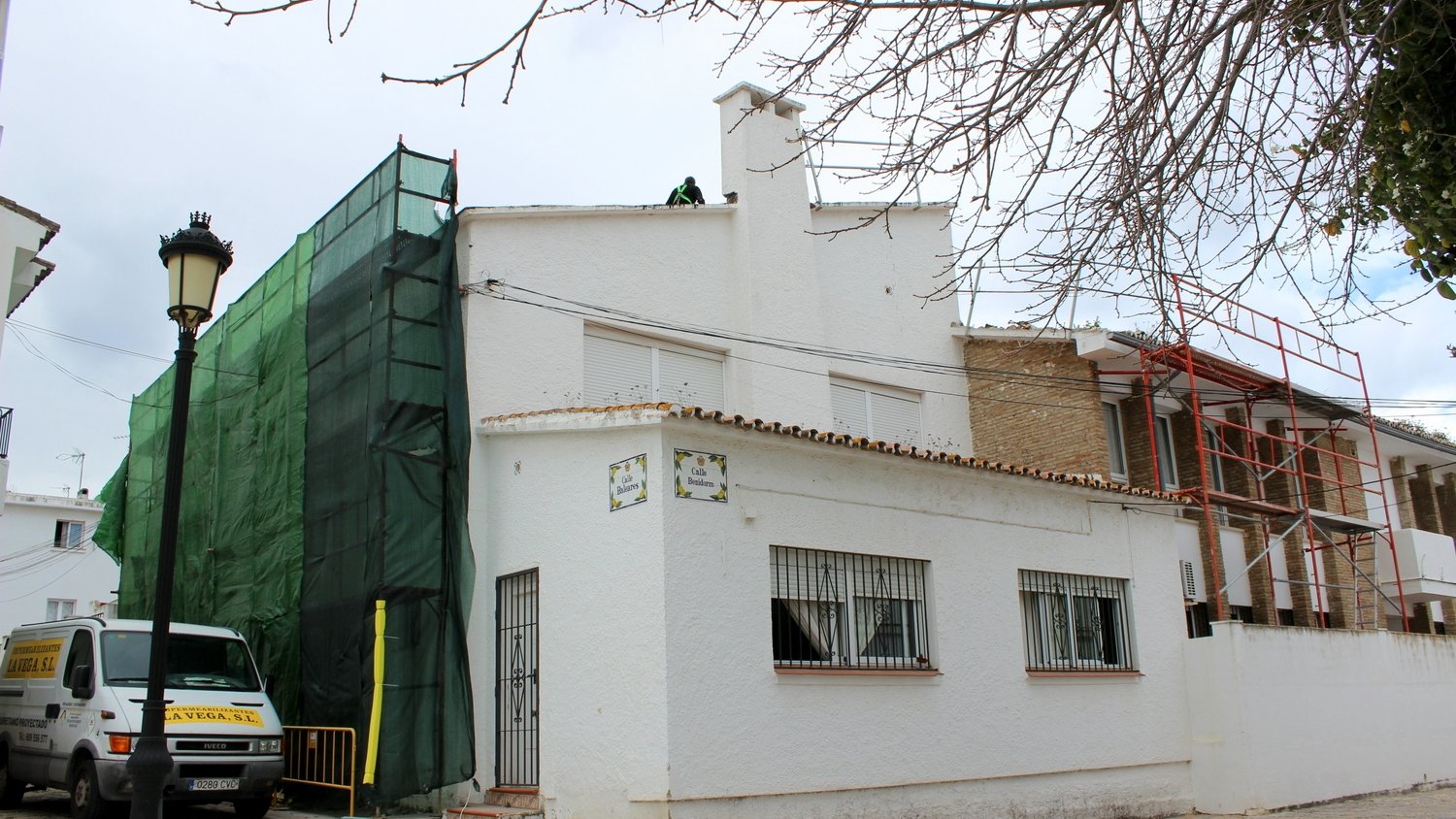 Estepona realiza obras de mejora en el inmueble municipal que alberga la sede de colectivos sociales