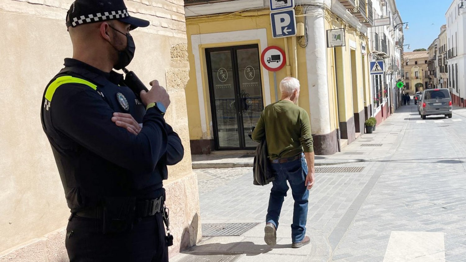 La Policía Local de Antequera cierra un establecimiento del centro por vender alcohol a menores