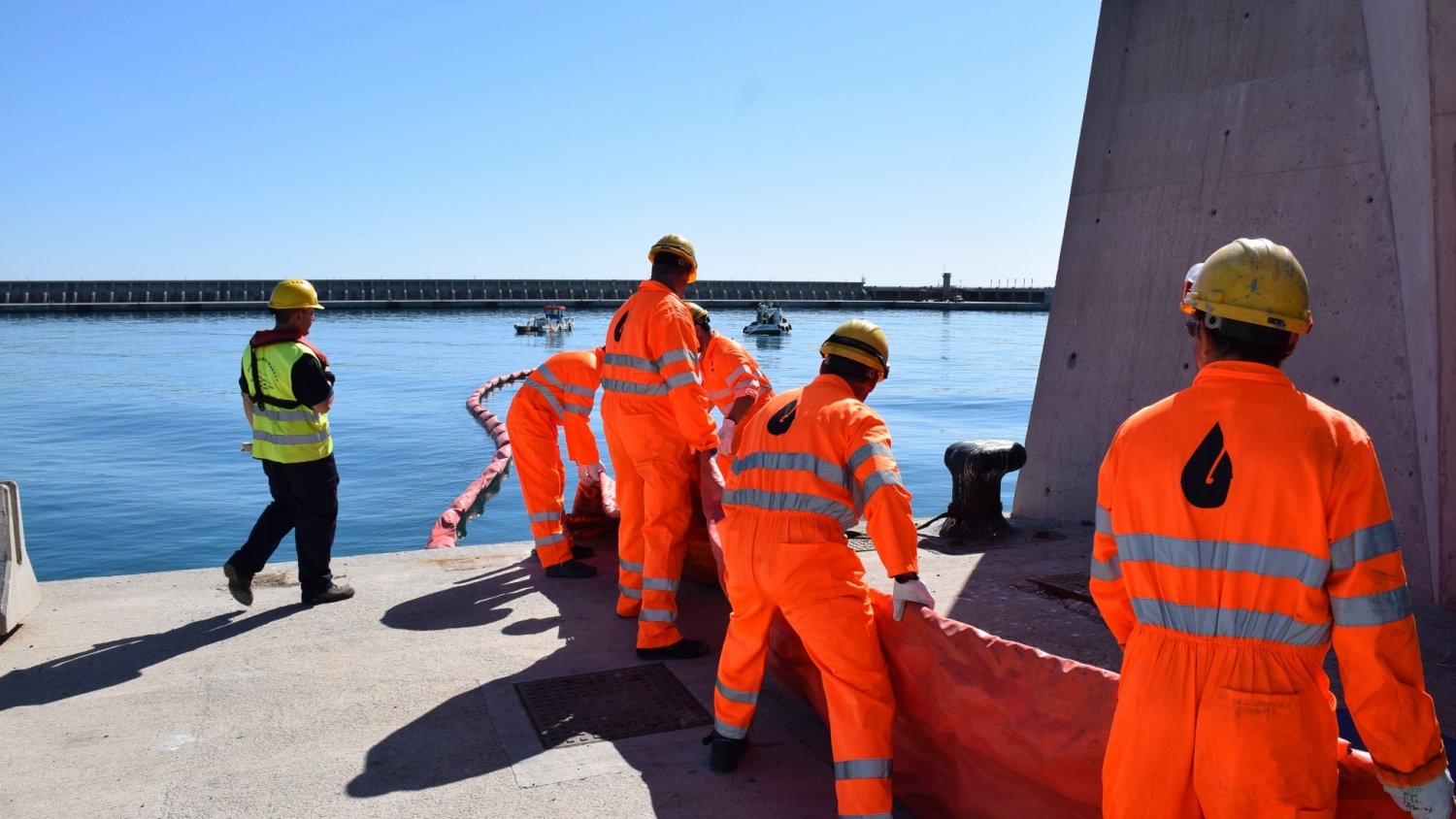 Un centenar de efectivos de las tres administraciones participan en un simulacro en el puerto de Málaga