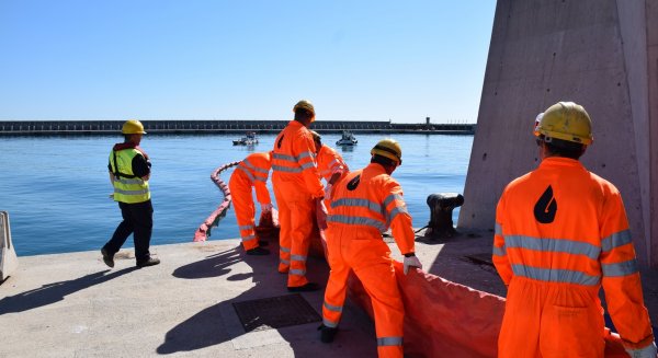 Un centenar de efectivos de las tres administraciones participan en un simulacro en el puerto de Málaga