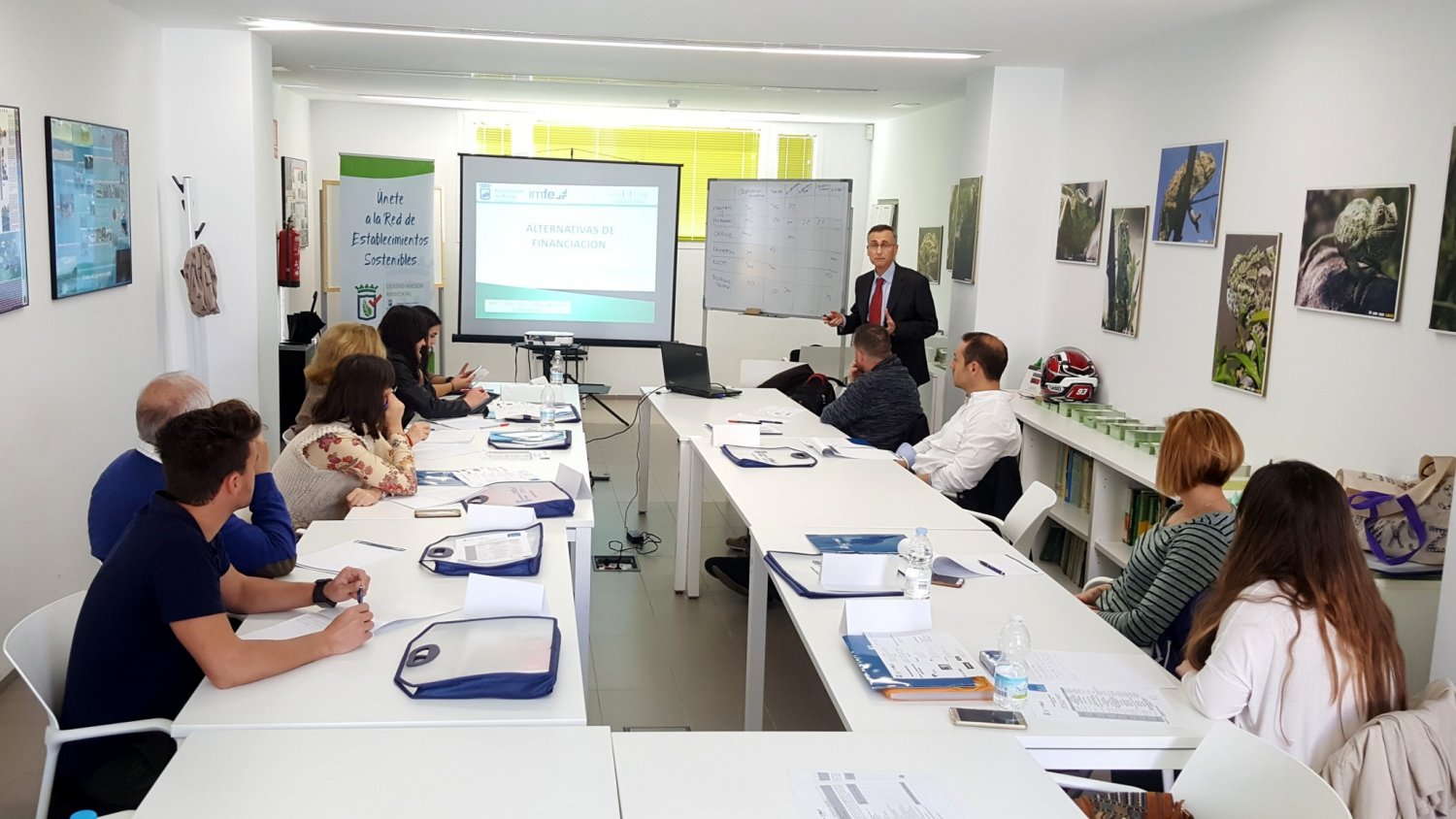 Unicaja y el IMFE de Málaga enseñan a emprendedores diferentes vías de financiación para crear empresas