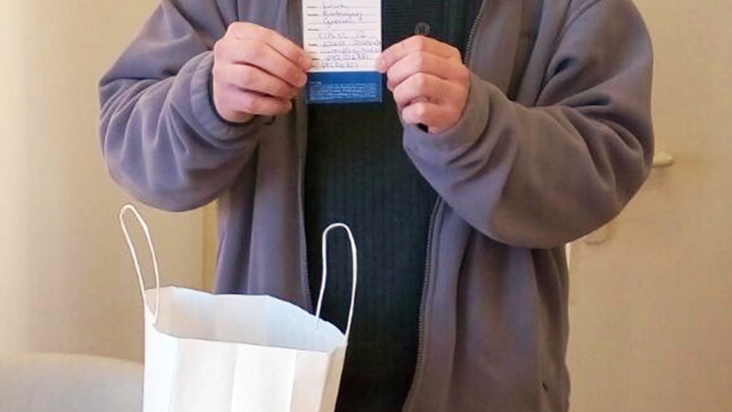 Lucía Rodríguez García, ganadora en el sorteo del mes de febrero de la promoción de Tarjeta Destino Antequera