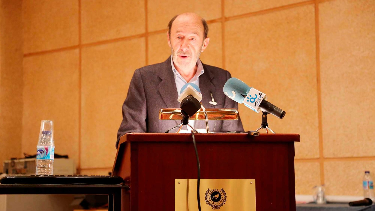 Alfredo Pérez Rubalcaba impartió la conferencia ‘Química y Política’ en la Facultad de Ciencias de la UMA
