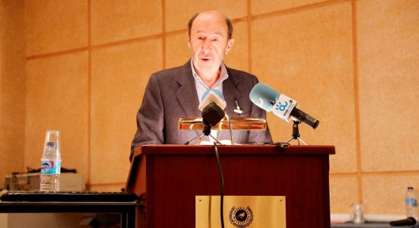 Alfredo Pérez Rubalcaba impartió la conferencia ‘Química y Política’ en la Facultad de Ciencias de la UMA