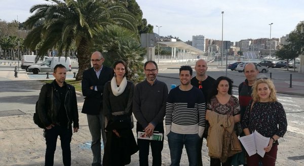 Unidos Podemos y Málaga para la Gente reclaman junto a los estibadores que se negocie con trabajadores y empresa del sector