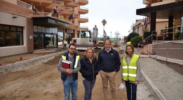 La alcaldesa Ana Mula visita las obras de remodelación de calle Jaén con una inversión de 240.000 euros