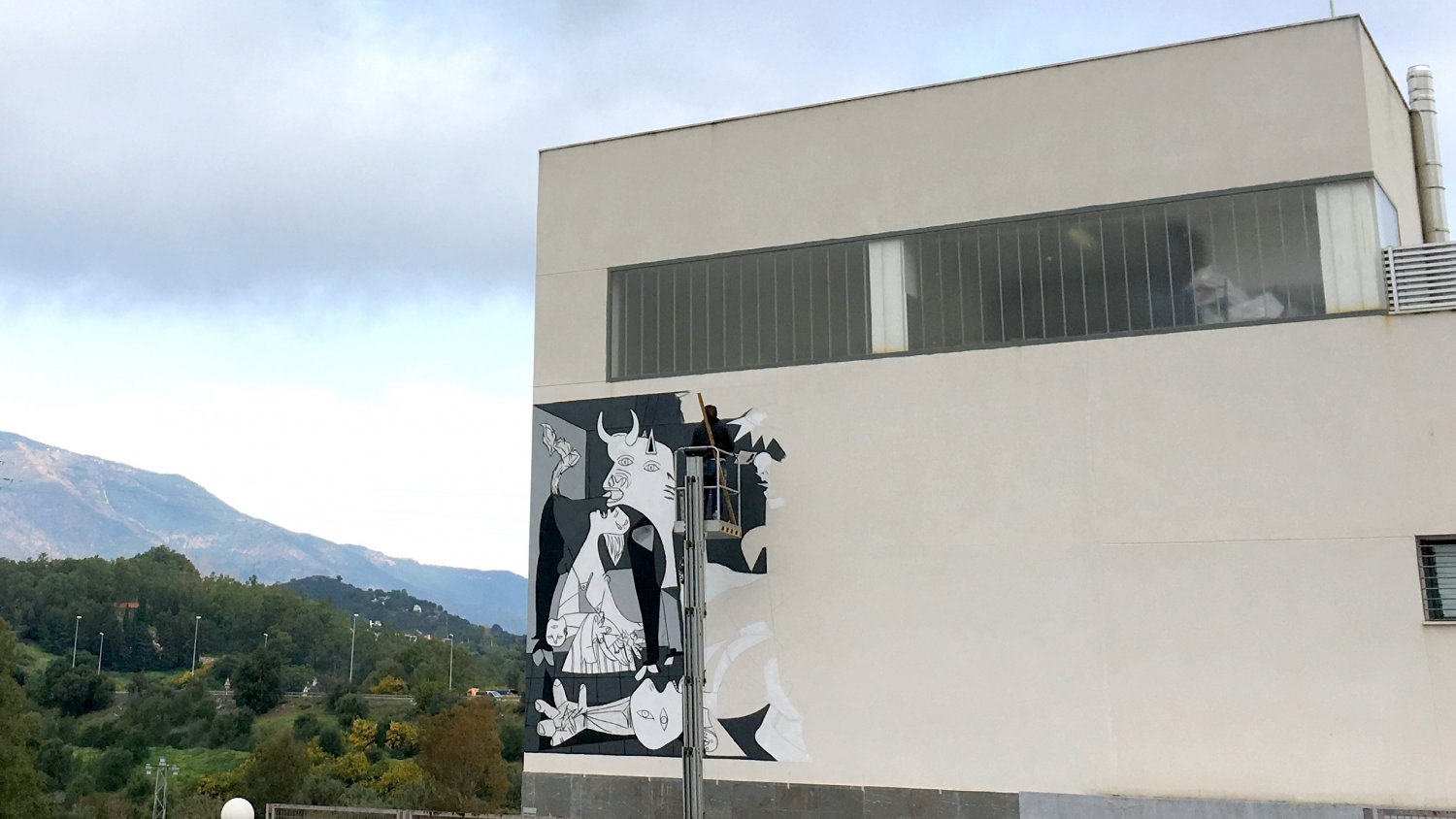 Estepona conmemora con un mural artístico el 80º aniversario del Guernica de Picasso