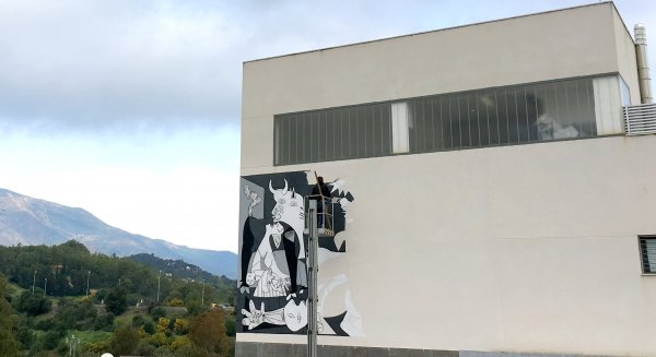 Estepona conmemora con un mural artístico el 80º aniversario del Guernica de Picasso