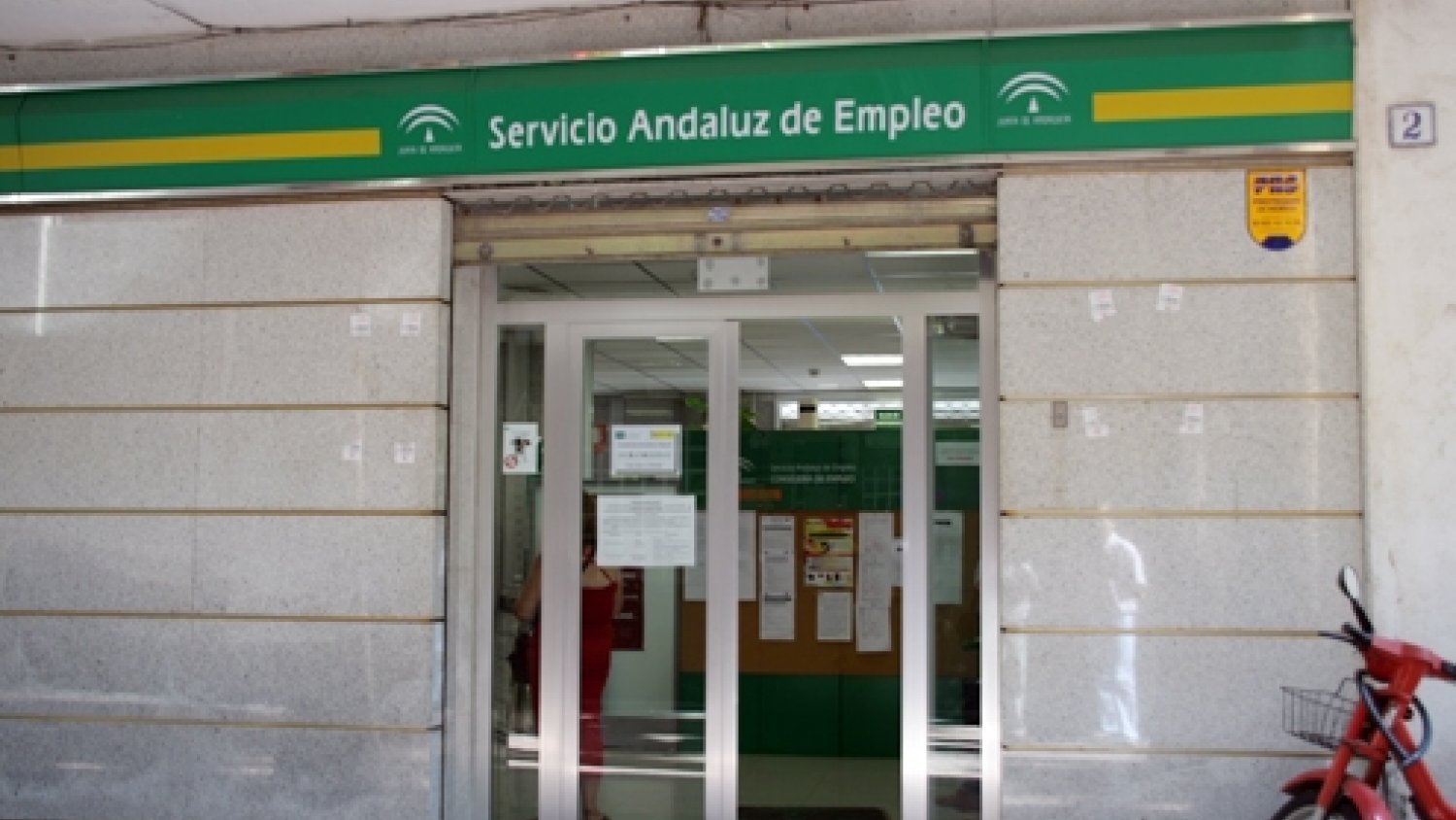 Malaga vive la mayor bajada de paro en febrero de los últimos diez años