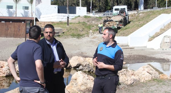 Mijas continúa con los trabajos de mejora y adecentamiento del litoral para Semana Santa