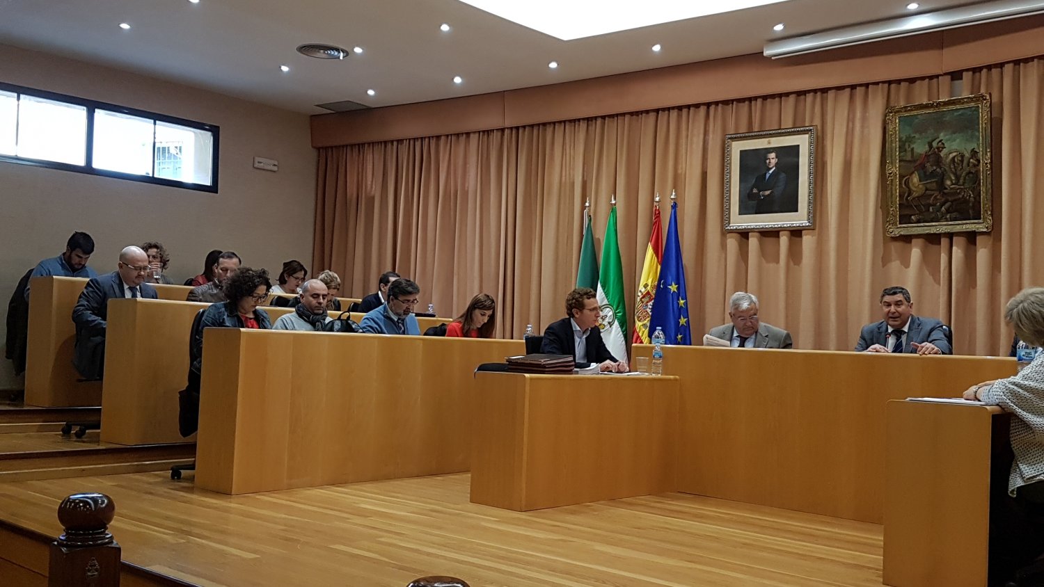 El alcalde de Vélez-Málaga denuncia “que la actitud de crispación e insulto” del portavoz del PP obligan a la suspensión del pleno