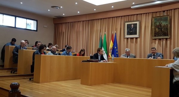 El alcalde de Vélez-Málaga denuncia “que la actitud de crispación e insulto” del portavoz del PP obligan a la suspensión del pleno