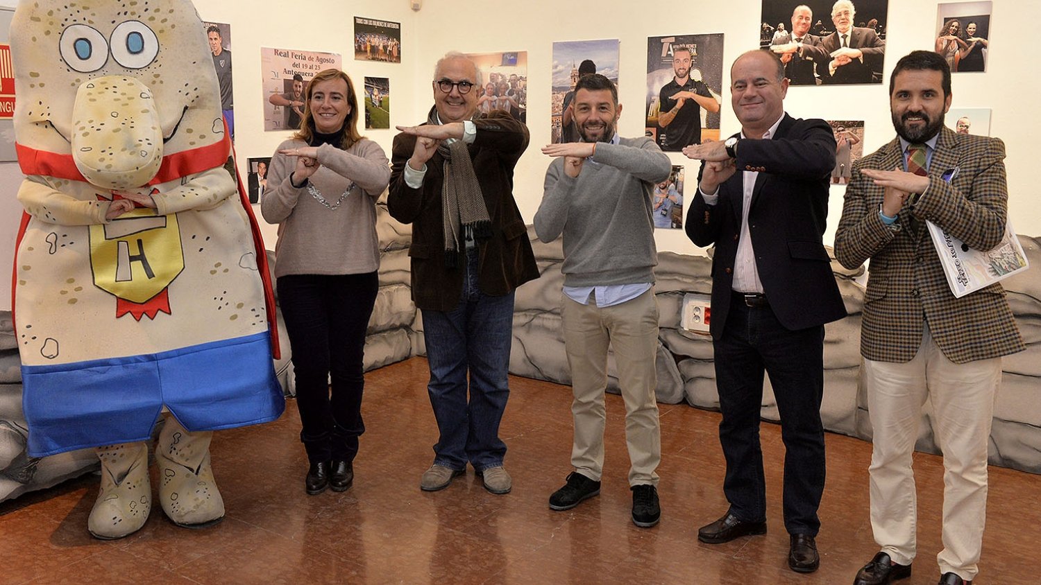 Una exposición repasa los hitos más destacados de la campaña promocional realizada a los Dólmenes de Antequera
