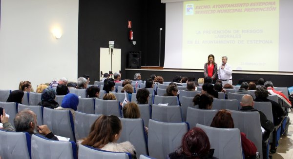 Estepona firma los 93 contratos del plan de empleo dirigido a personas en riesgo de exclusión social