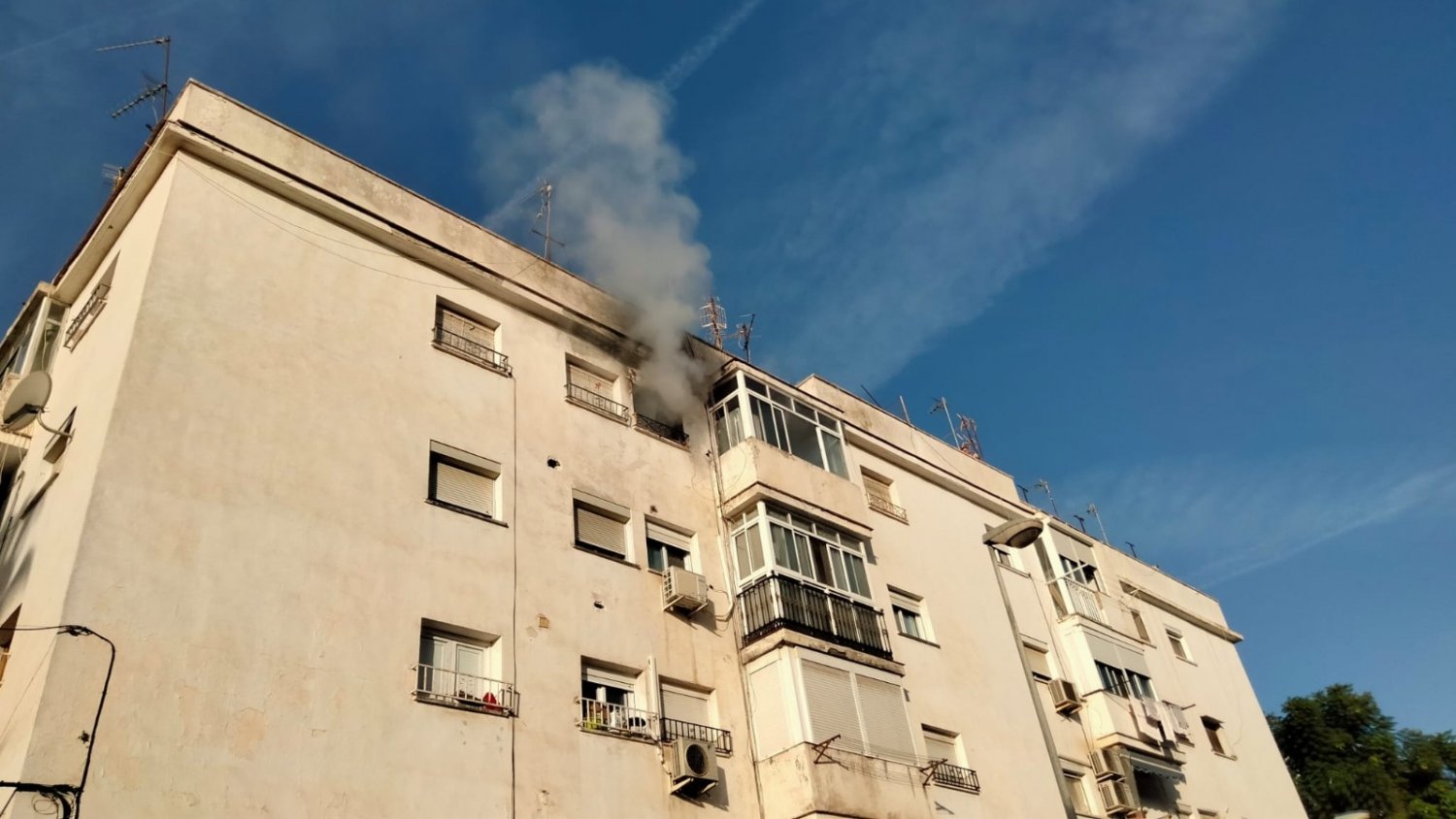 Un incendio en una vivienda de la barriada San Miguel se salda con un afectado por inhalación de humo