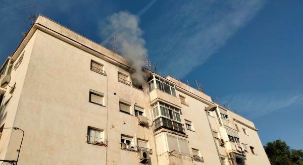 Un incendio en una vivienda de la barriada San Miguel se salda con un afectado por inhalación de humo