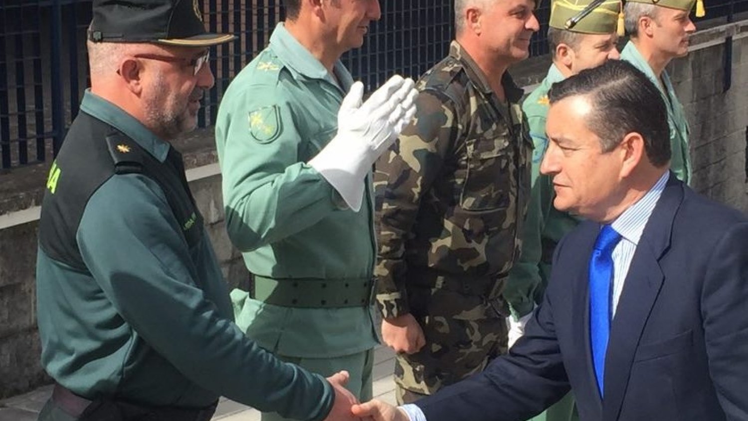 Sanz agradece a la Legión su contribución a la “defensa de la libertad y los valores”