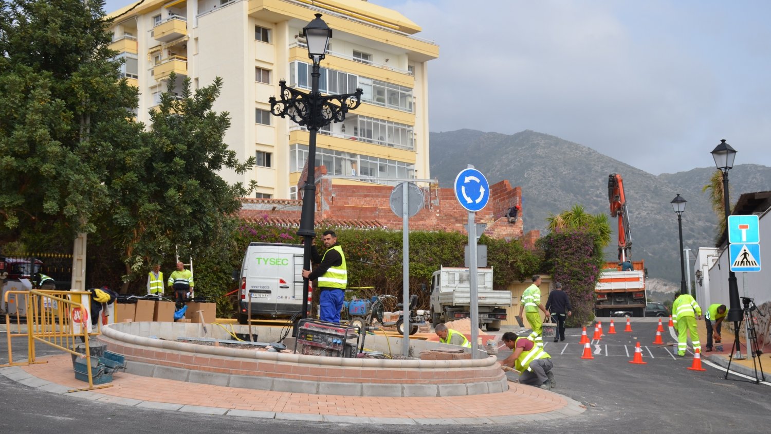 Fuengirola crea una glorieta en Torreblanca para mejorar la seguridad vial