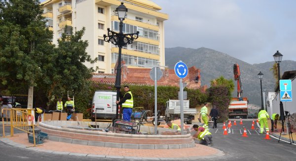 Fuengirola crea una glorieta en Torreblanca para mejorar la seguridad vial