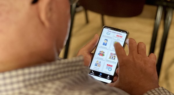 Fuengirola estrecha su relación con los mayores de la ciudad por medio de una aplicación móvil
