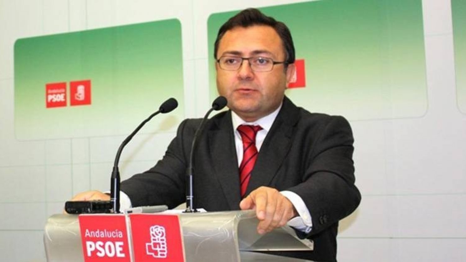 El PSOE exige a Fomento que abra de forma permanente la segunda pista del aeropuerto de Málaga