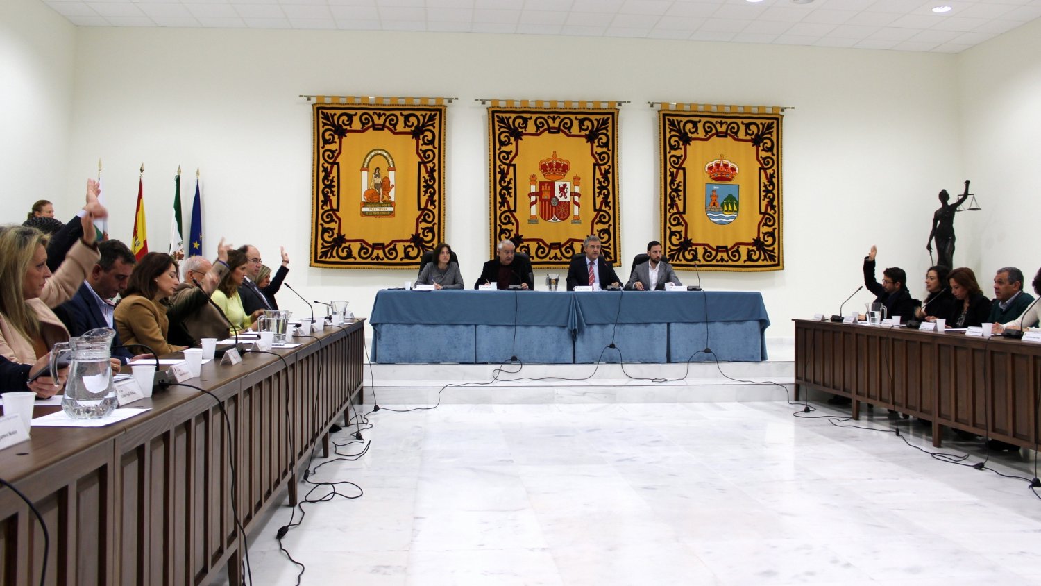 El Pleno de Estepona aprueba la creación de cuatro plazas de Policía Local mediante oferta de empleo público