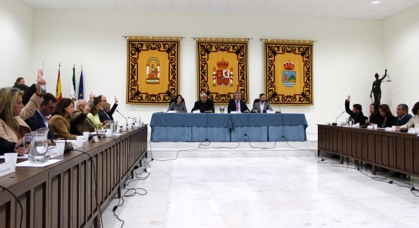 El Pleno de Estepona aprueba la creación de cuatro plazas de Policía Local mediante oferta de empleo público