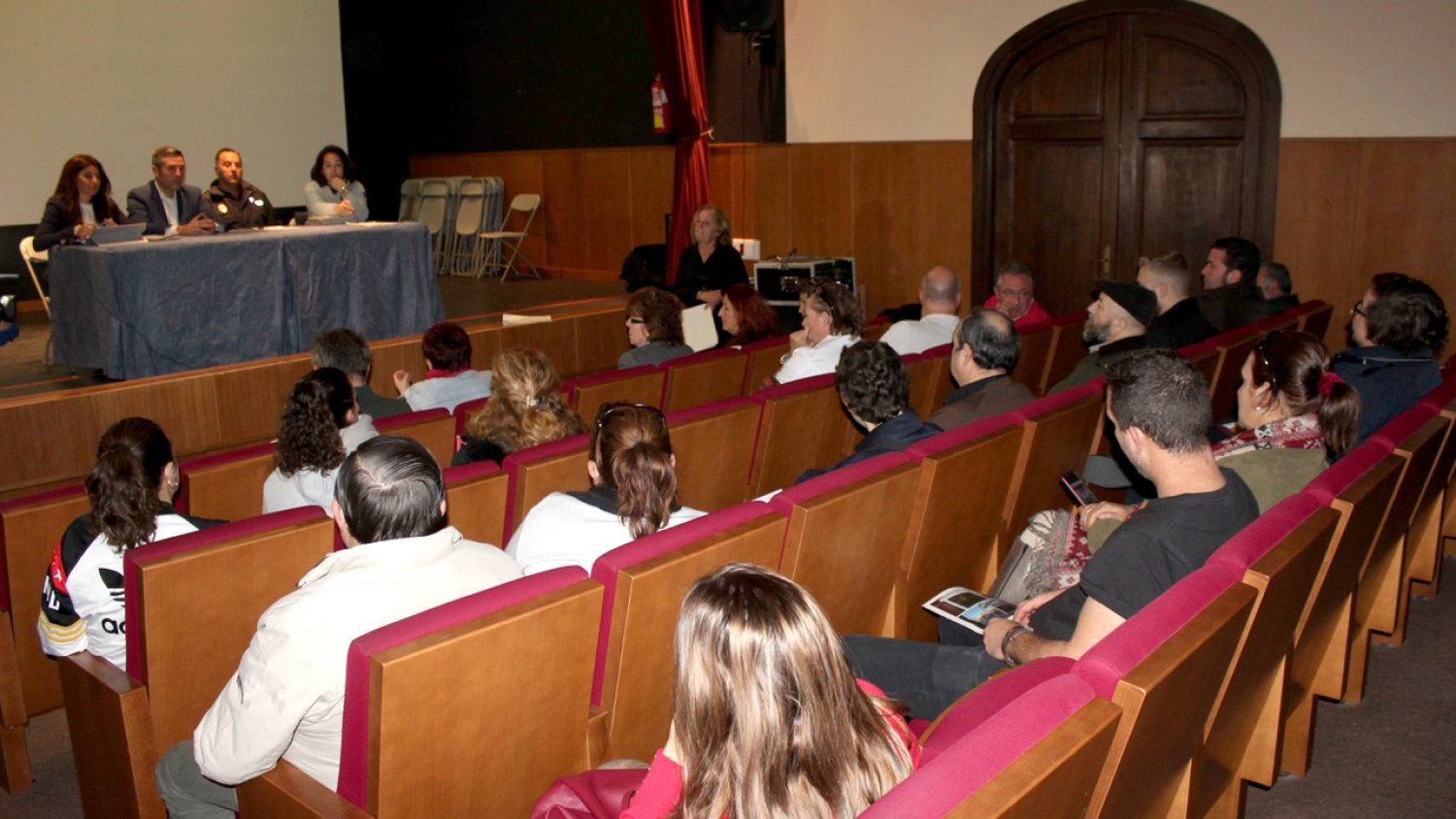 Los comerciantes y vecinos de La Cala toman voz para la confección de la ordenanza de Vía Pública
