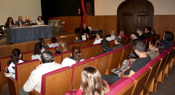 Los comerciantes y vecinos de La Cala toman voz para la confección de la ordenanza de Vía Pública