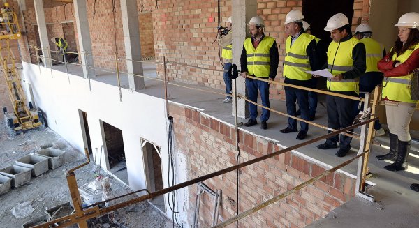El alcalde de Antequera visita las obras de las nuevas dependencias de Protección Civil