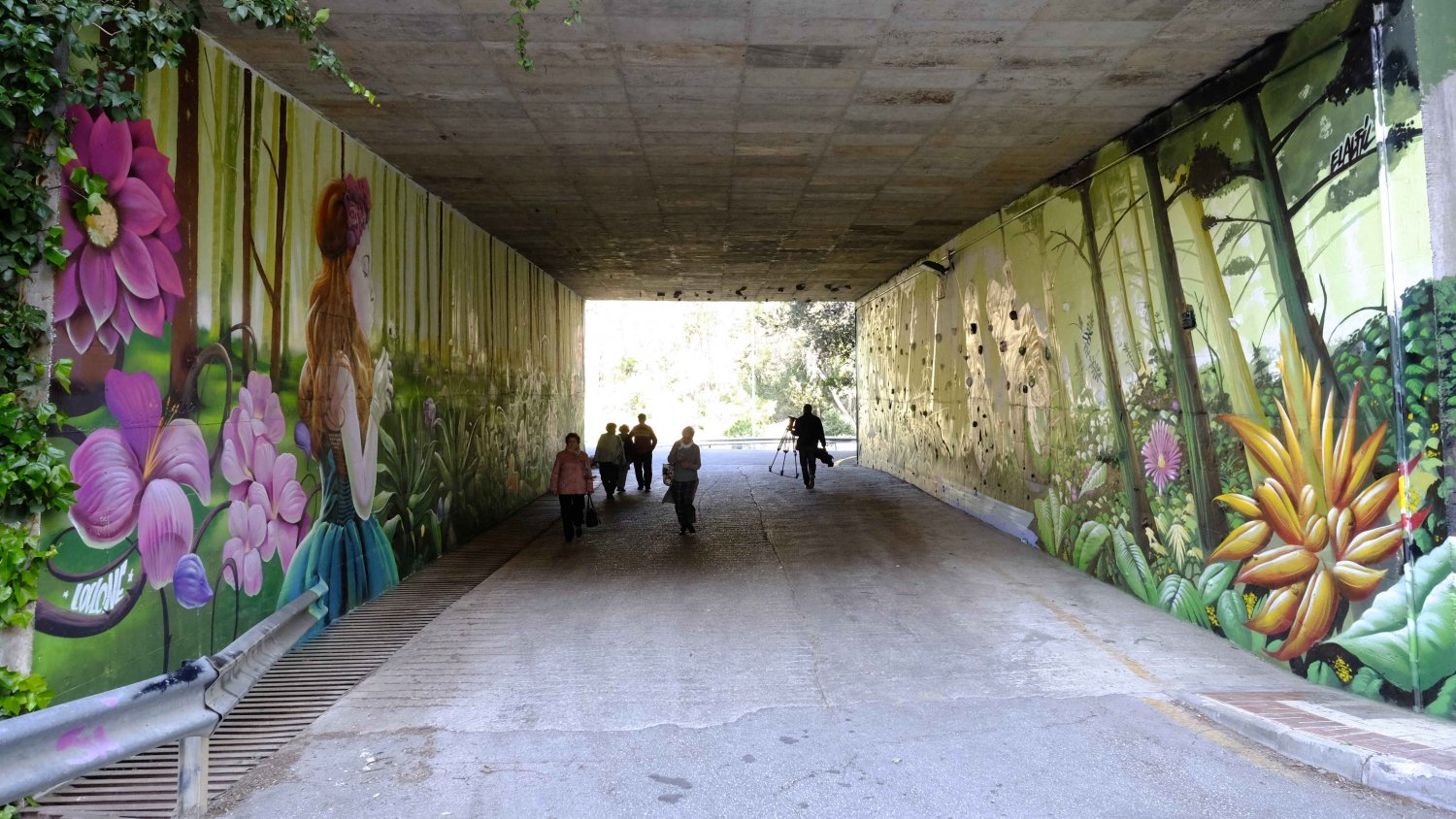'Málaga más Bella' ilumina con un grafiti el tunel de acceso al asilo de Los Ángeles