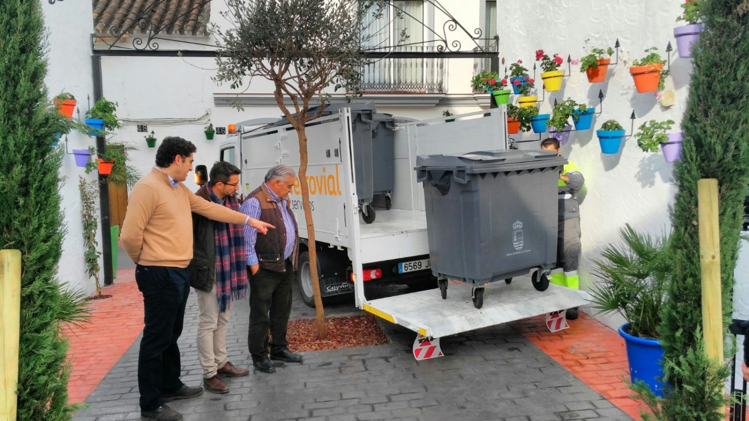 Estepona refuerza la limpieza en el casco antiguo con la implantación un nuevo sistema de recogida de residuos