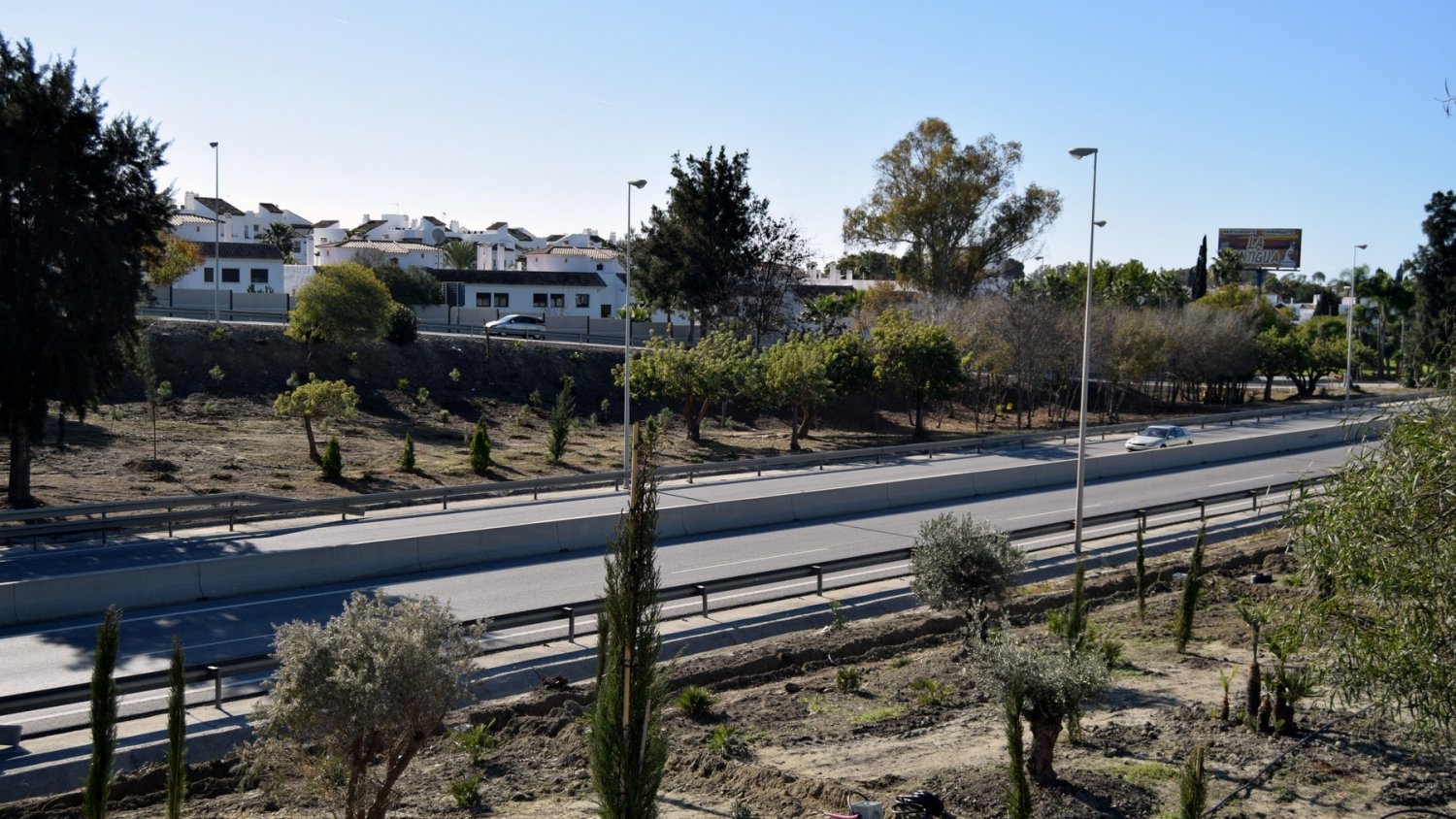 Estepona avanza en el plan de embellecimiento de la A7