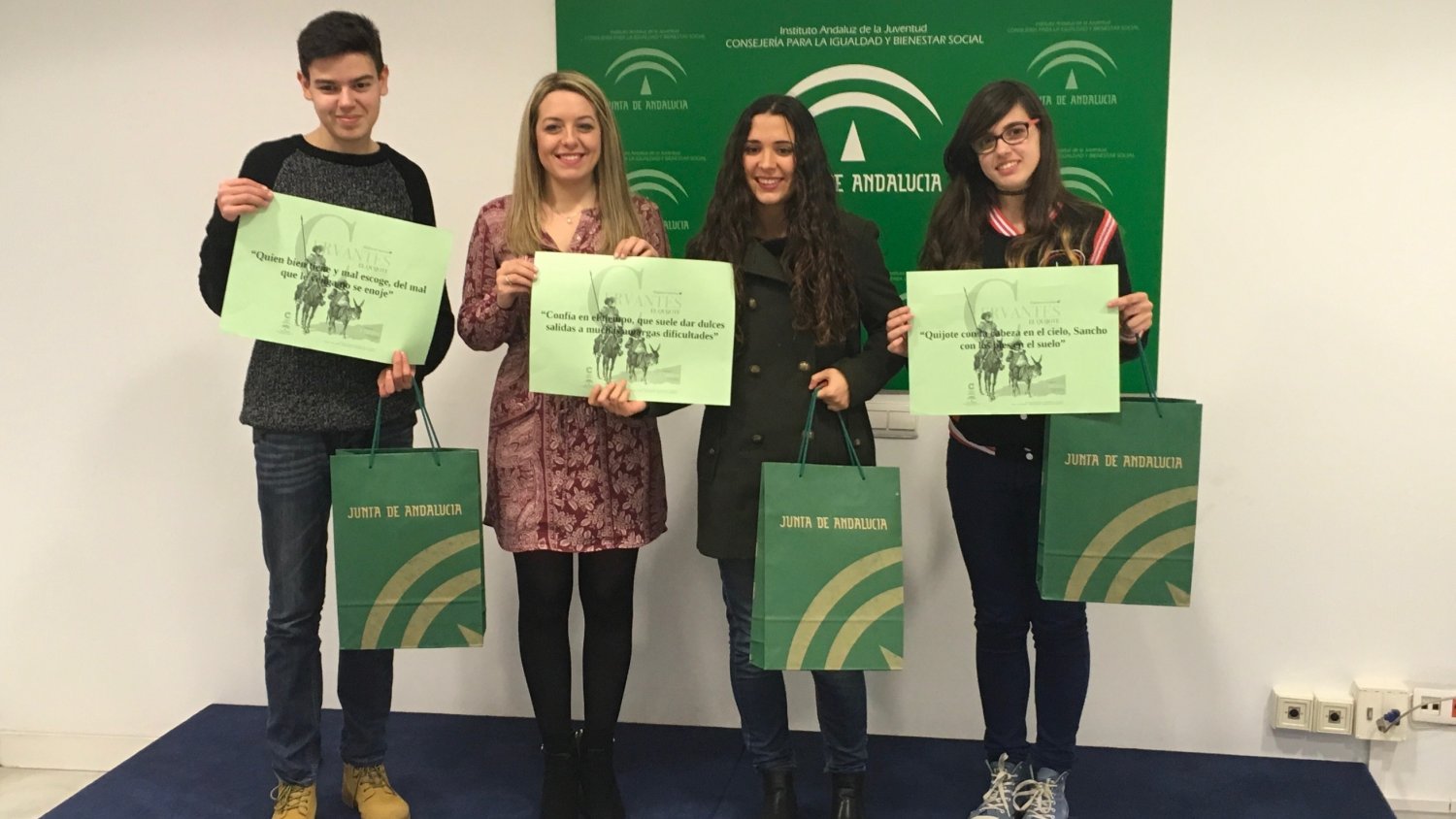 El Instituto Andaluz de Juventud entrega los premios a los ganadores del concurso en Twitter sobre El Quijote