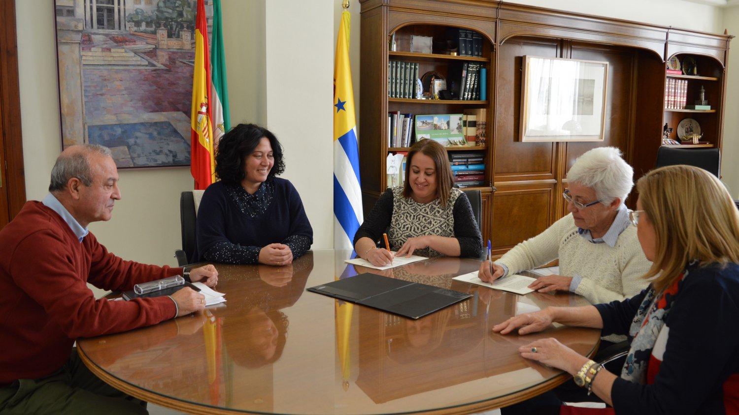 Rincón de la Victoria firma un convenio de colaboración con el Economato Social para subvencionar el centro