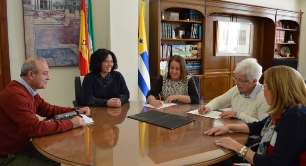Rincón de la Victoria firma un convenio de colaboración con el Economato Social para subvencionar el centro
