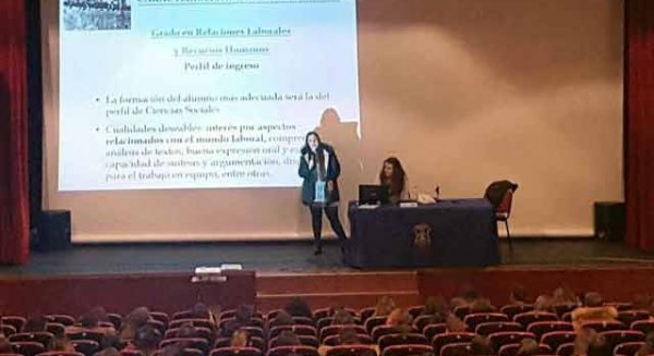 Más de 500 alumnos preuniversitarios de Nerja conocen la oferta académica de la UMA
