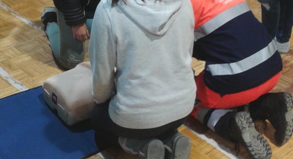El 061 enseña primeros auxilios a medio millar de niños de Antequera