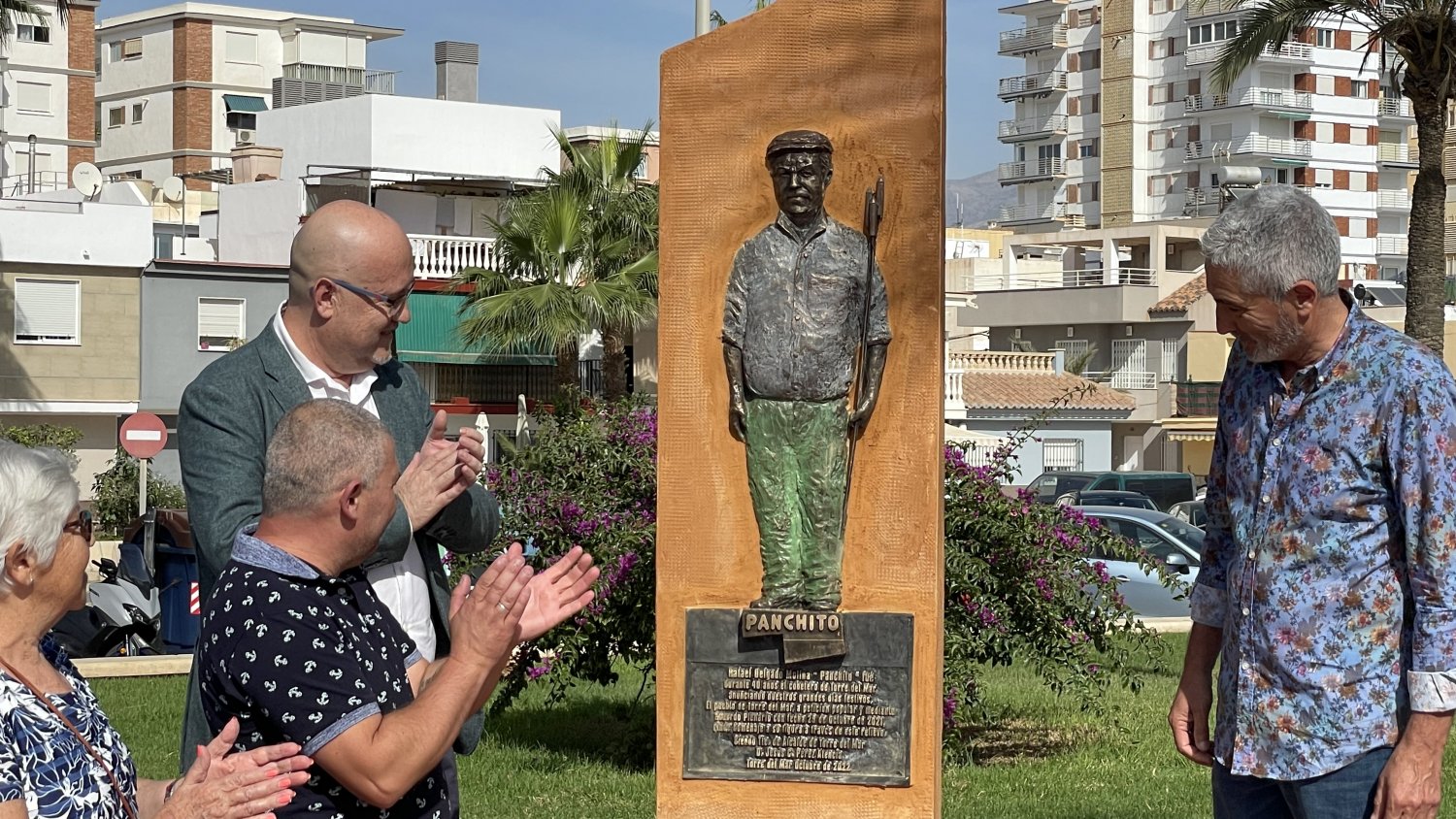 Torre del Mar inaugura una escultura en homenaje a la memoria de Rafael Delgado Molina 'Panchito'