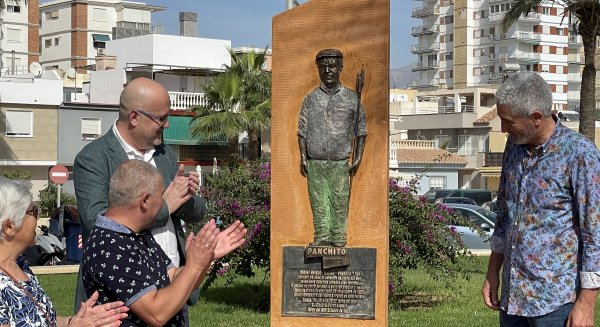 Torre del Mar inaugura una escultura en homenaje a la memoria de Rafael Delgado Molina 'Panchito'