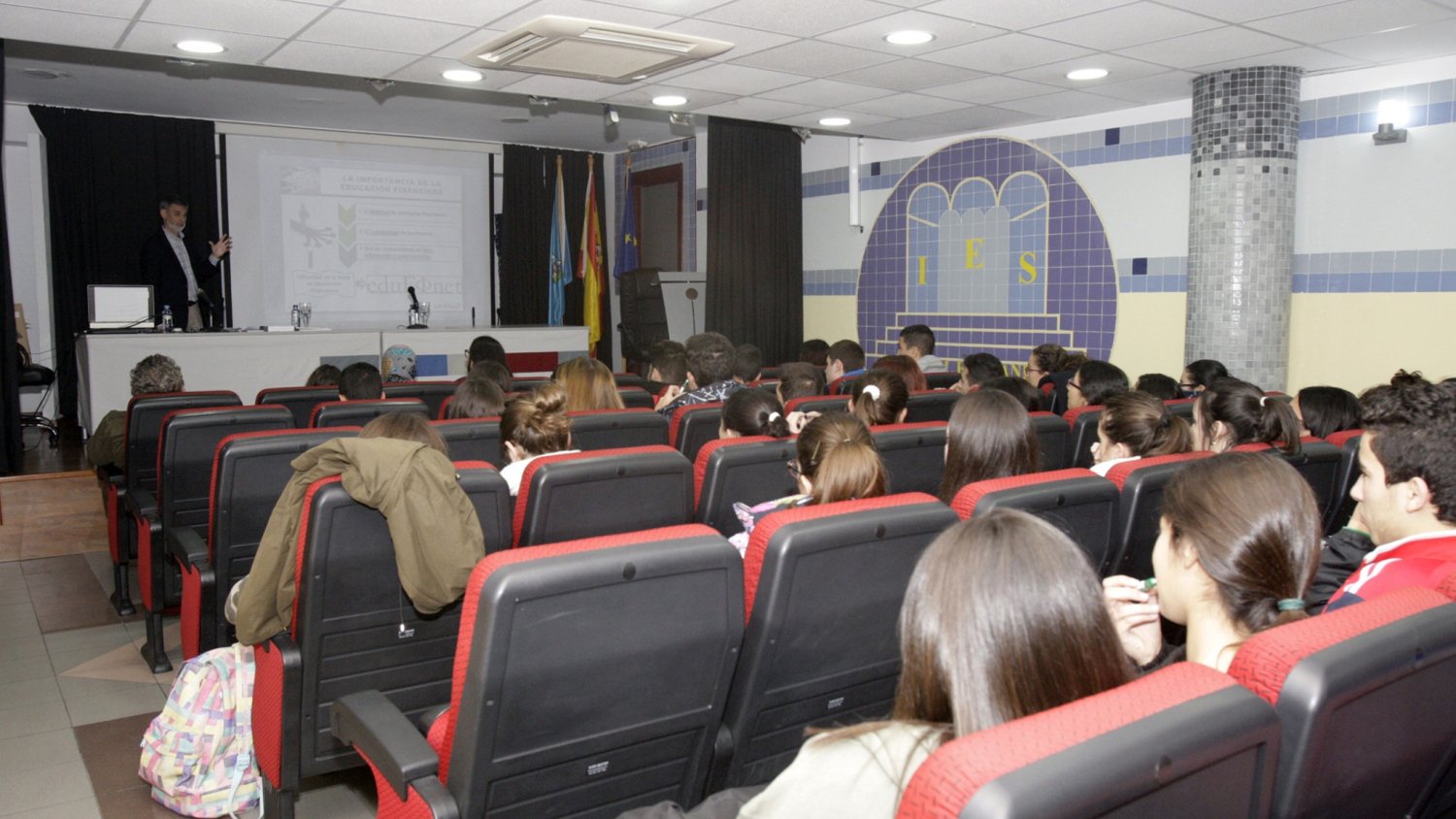 Unicaja lleva por primera vez a Melilla sus jornadas de educación financiera para estudiantes de Bachillerato